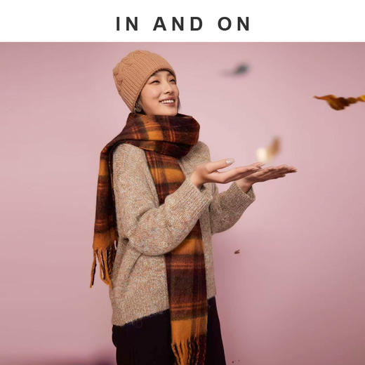 IN AND ON 英伦时光 磨毛格纹流苏围巾披肩 54984 商品图1