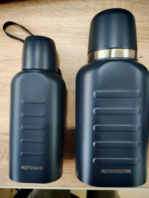 全套包装 经改进后比原来的保温水壶保温效果更好，容量更大；外盖包钢，跌落不易摔碎。 商品图1