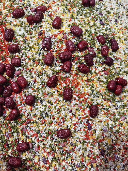 每年腊月初八按照我国的传统，很多地方都有喝腊八粥的习惯，咱们精心挑选了：五常稻花香、五常江米、五常的黑米、大麦米、高粱米、红小豆、国产非转基因的绿豆，新疆去核灰枣等上等原料！2斤/袋 商品图1