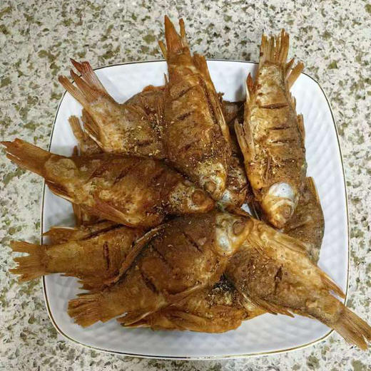 野生小鲫鱼！市面上真的很难买到这样的鲫鱼，野生鲫鱼，当天现捕现杀，内脏鱼鳞都会去掉，到家清洗一下就能烹炒。很好吃，平时很难买到，肉质鲜嫩，红烧.干炸，做汤～都很棒！1.6斤/袋6-8条 商品图3