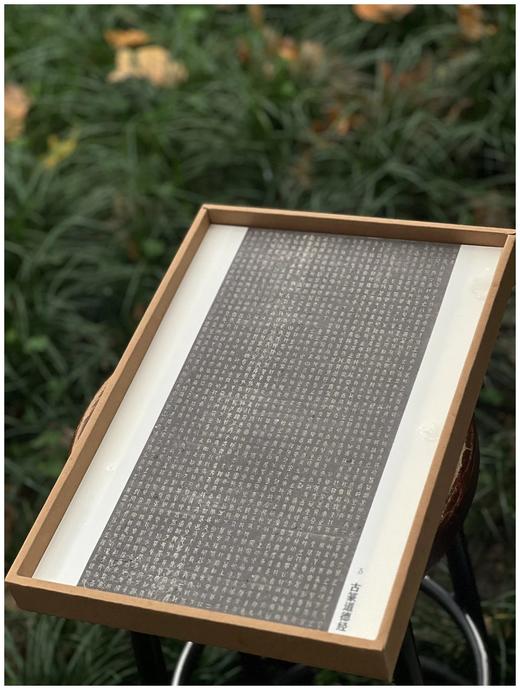 《永不落幕的经典：石刻篆书编》，采用单页双面纸盒包装，单页多为28X40.5厘米尺寸。计44张，87面，56个品种的篆书石刻，售价298元。 商品图4