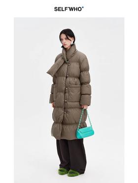 SELFWHO咖色白鸭绒围巾领拼接羽绒服
女2024冬季保暖蓬松长款外套