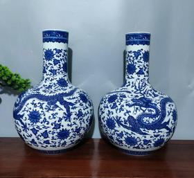 青花双龙缠枝莲天球瓶