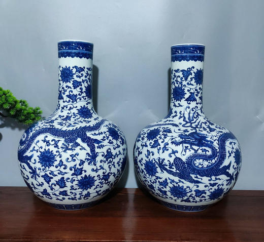 青花双龙缠枝莲天球瓶 商品图0
