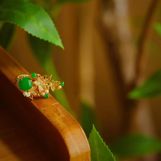 龢盒原创 一枝春叶略过枝头 翡翠蛋面戒指 商品图0