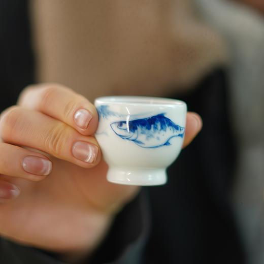 【闲人格物】青花鳜鱼单杯  满容约30cc（纯手绘款|每只画片略有不同|随机发不接受画片指定，介意慎拍!!） 商品图0