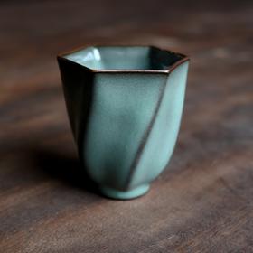 这个男人有点“方” 汤忠仁龙泉黑胎青瓷茶器 各大博物馆抢着收他的作品