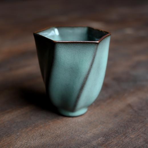 这个男人有点“方” 汤忠仁龙泉黑胎青瓷茶器 各大博物馆抢着收他的作品 商品图0