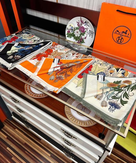 2024新款 爱马仕双面同色印花围巾(TL) 商品图3