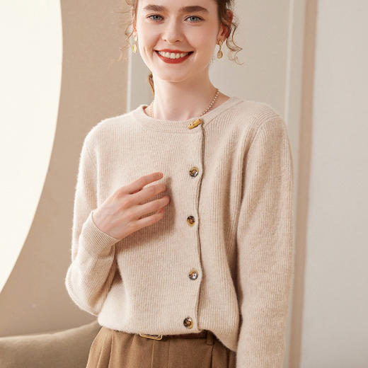 【高货QJ】全新升级【铂金会员422/天猫569/差价147】(13842) 洛诗琳秋冬新款圆领山羊绒开衫女加厚竹节扣设计感羊绒衫 商品图2