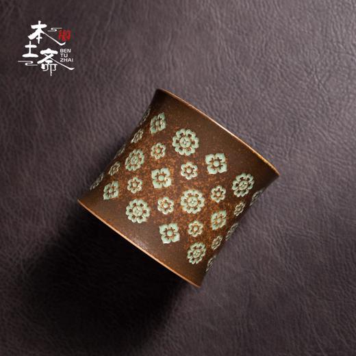 【样品特惠5.5折，仅2件，无货退款】本土斋青瓷宝相花纹手工陀螺杯功夫茶具高端刻绘草木灰主人转转杯宝相陀螺杯200ML 商品图1