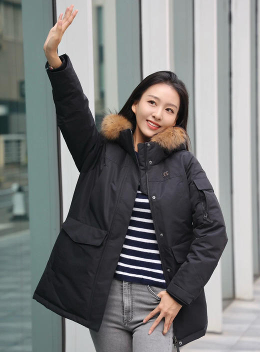仅黑L一件 亏清不退 两棵树 纯圆正 女款极光羽绒服 炒鸡暖 大毛领灰鹅绒 扛风挡雨带收腰 商品图7