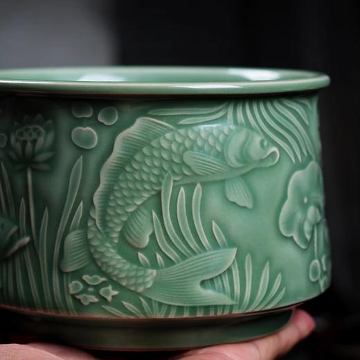 【特惠6折，仅1件，无货退款】梅子青青瓷重工刻花鱼藻茶洗陶瓷茶道桌面建水高端茶具渣斗本土斋-青瓷鱼藻纹水洗650ML【不支持补差，非质量问题不退不换】S 商品图3