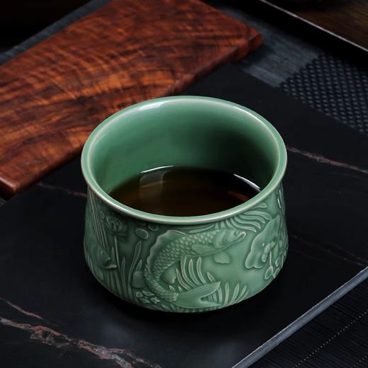 【特惠6折，仅1件，无货退款】梅子青青瓷重工刻花鱼藻茶洗陶瓷茶道桌面建水高端茶具渣斗本土斋-青瓷鱼藻纹水洗650ML【不支持补差，非质量问题不退不换】S 商品图0