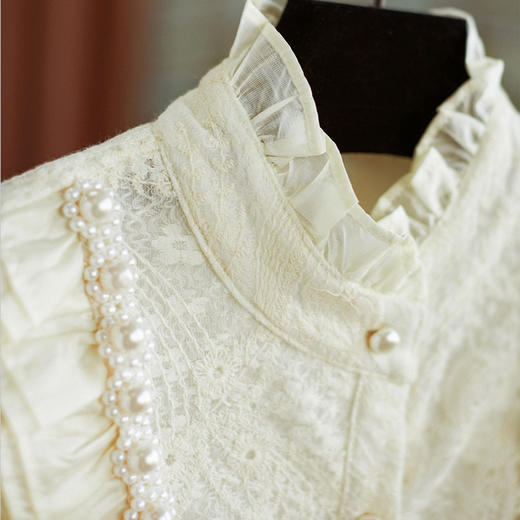【高货wl】全新升级【铂金会员257/天猫339/差价82】(04246) 洛诗琳春秋新款优雅宫廷风蕾丝绣花荷叶立领珍珠衬衫女 商品图2