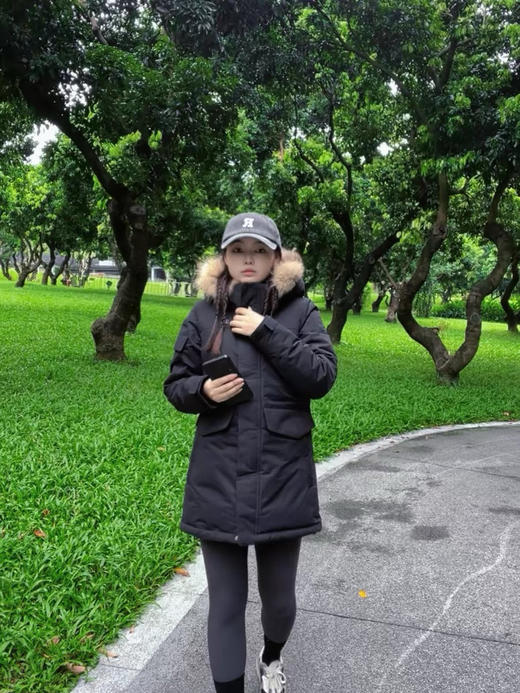 仅黑L一件 亏清不退 两棵树 纯圆正 女款极光羽绒服 炒鸡暖 大毛领灰鹅绒 扛风挡雨带收腰 商品图12