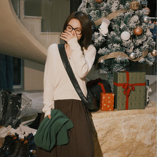 【顺丰包邮】41814 洛诗琳秋冬限定毛绒感浣熊绒羊毛混纺V领毛衣女857 商品图1