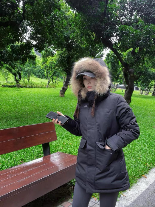 仅黑L一件 亏清不退 两棵树 纯圆正 女款极光羽绒服 炒鸡暖 大毛领灰鹅绒 扛风挡雨带收腰 商品图1