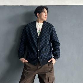 驴家 新款暗蓝棋盘格针织开衫外套（JN）
