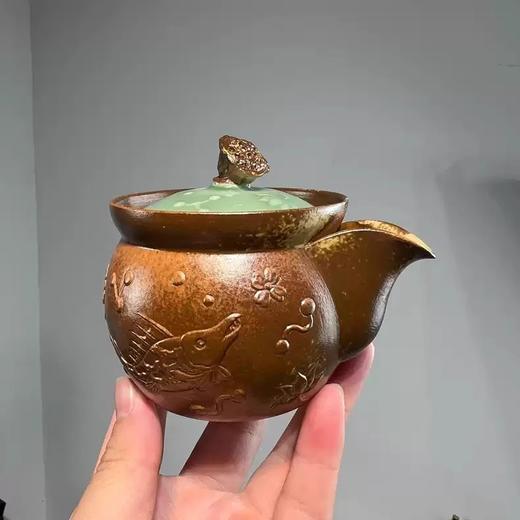 仿古草木灰釉古朴太湖石宝瓶手抓壶龙泉窑高端功夫茶具家用泡茶器本土斋-鱼藻纹手抓壶150ML 商品图4