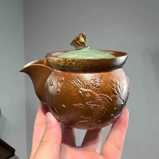 仿古草木灰釉古朴太湖石宝瓶手抓壶龙泉窑高端功夫茶具家用泡茶器本土斋-鱼藻纹手抓壶150ML 商品图2