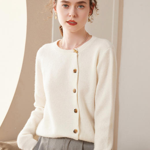 【高货QJ】全新升级【铂金会员422/天猫569/差价147】(13842) 洛诗琳秋冬新款圆领山羊绒开衫女加厚竹节扣设计感羊绒衫 商品图1