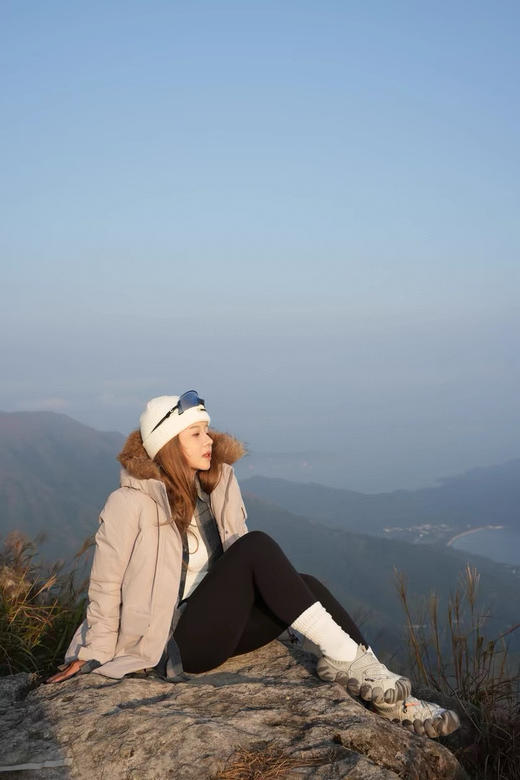 仅黑L一件 亏清不退 两棵树 纯圆正 女款极光羽绒服 炒鸡暖 大毛领灰鹅绒 扛风挡雨带收腰 商品图6