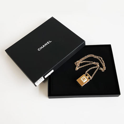 【闲置未使用】CHANEL香奈儿22s金色香水瓶长项链毛衣链链长约82cm，吊坠长约5.4cm中性款现售价：3700！021224TB06 商品图1