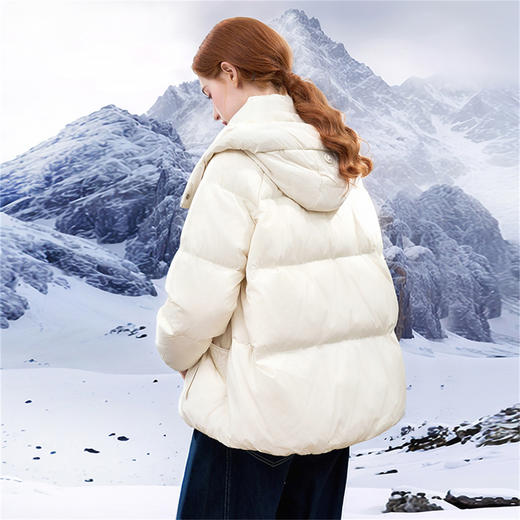 西遇杏色立领口袋鸭绒羽绒服女冬季新款时尚气质短款面包服M0043186 商品图4