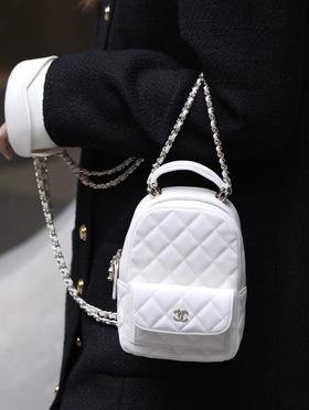 香奈儿首款主打学院风的一款小背包mini双肩背包（HH）