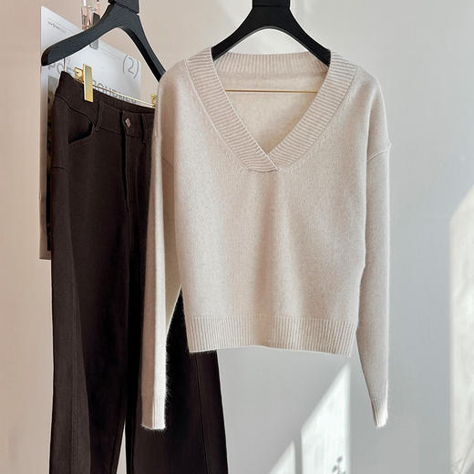 【顺丰包邮】41814 洛诗琳秋冬限定毛绒感浣熊绒羊毛混纺V领毛衣女857 商品图4