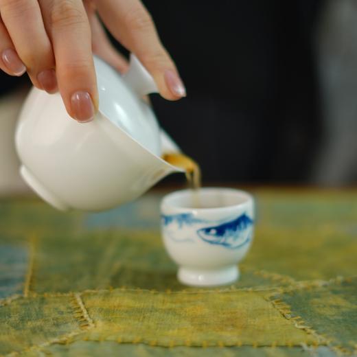 【闲人格物】青花鳜鱼单杯  满容约30cc（纯手绘款|每只画片略有不同|随机发不接受画片指定，介意慎拍!!） 商品图1