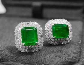 2.25ct刻面祖母绿耳钉