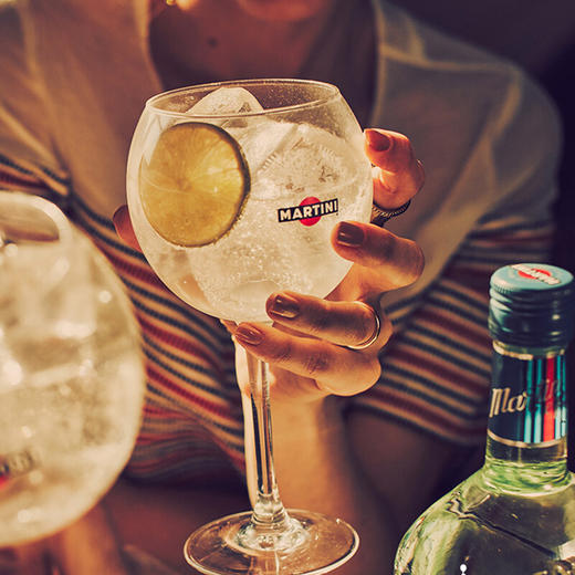 马天尼 干威末酒 甜型气泡果酒750ml*1瓶 商品图3