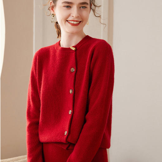 【高货QJ】全新升级【铂金会员422/天猫569/差价147】(13842) 洛诗琳秋冬新款圆领山羊绒开衫女加厚竹节扣设计感羊绒衫 商品图0