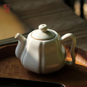 绪文汝窑梨瓣壶