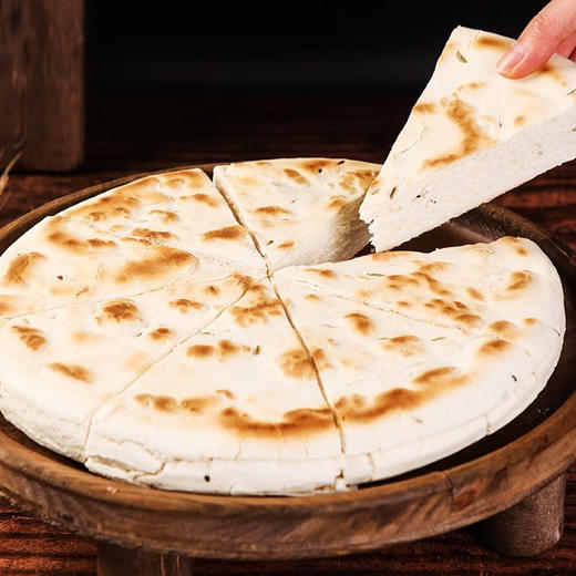 【地道风味丨乾县锅盔油酥饼系列】甄选关中优质小麦研磨成粉，手工多次揉捏保持锅盔的韧性和麦香，经过古法工艺烘烤，搭配陕西特色酱辣子，香酥可口，越嚼越香，加热即可食用，方便快捷~ 商品图1