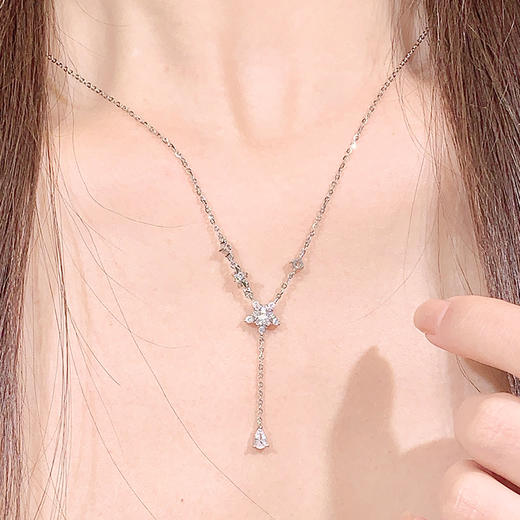 卡蒂罗/KADER 星光雪花流苏项链 璀璨繁花浪漫雪绒花轻奢原创可调节锁骨链 灵动光芒秋冬穿搭 商品图5