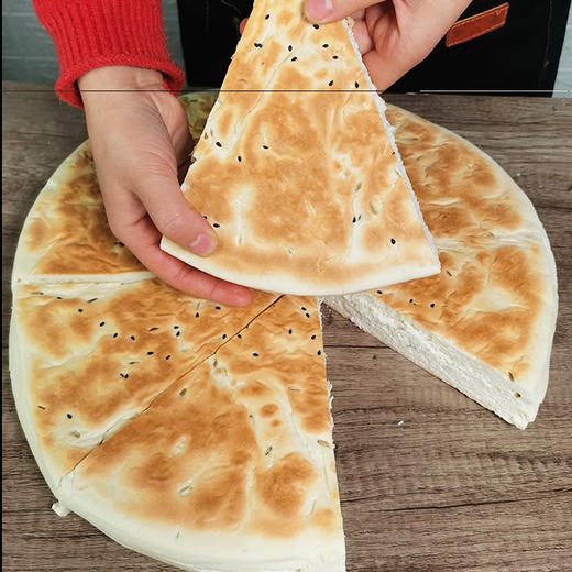 【地道风味丨乾县锅盔油酥饼系列】甄选关中优质小麦研磨成粉，手工多次揉捏保持锅盔的韧性和麦香，经过古法工艺烘烤，搭配陕西特色酱辣子，香酥可口，越嚼越香，加热即可食用，方便快捷~ 商品图2