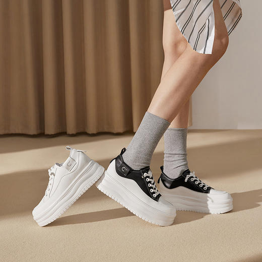 千百度厚底时尚休闲板鞋女款增高小白鞋舒适运动鞋A25199509 商品图1