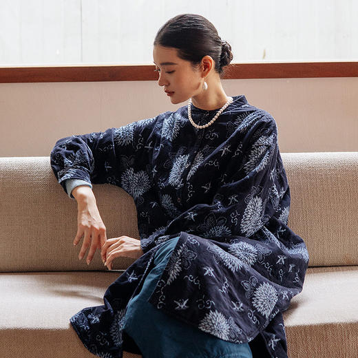 绽放旅行女装856朵/印花蓝裙细坑条灯芯绒圆领夹棉长袖开襟连衣裙 商品图4