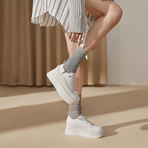 千百度厚底时尚休闲板鞋女款增高小白鞋舒适运动鞋A25199509 商品图2