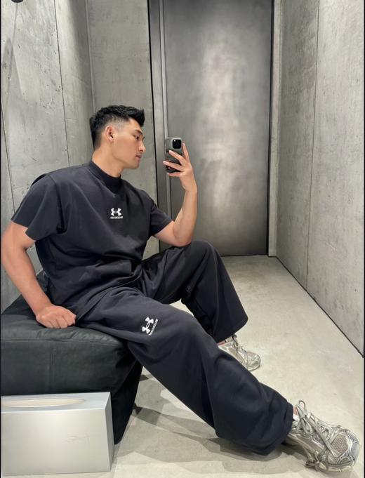 B家 巴黎 & UNDER ARMO*UR 安德*玛 联名系列、黑色和白色复古平纹针织廓形T恤（JN） 商品图2