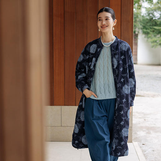 绽放旅行女装856朵/印花蓝裙细坑条灯芯绒圆领夹棉长袖开襟连衣裙 商品图1