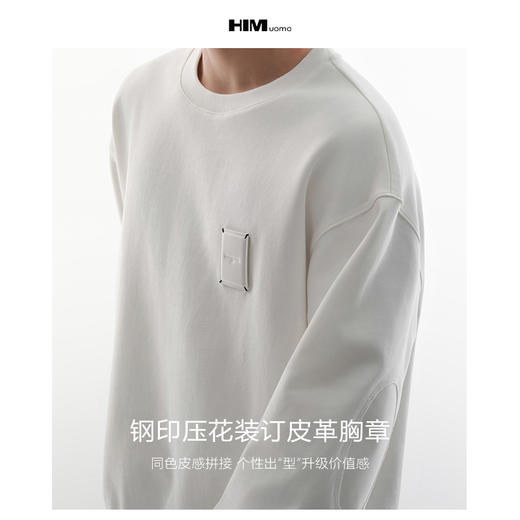 漢崇HIM 简约舒适压花胸章休闲宽松微弹长袖套头圆领卫衣2025秋季 商品图2