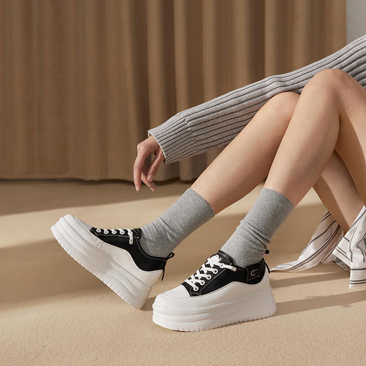 千百度厚底时尚休闲板鞋女款增高小白鞋舒适运动鞋A25199509 商品图4