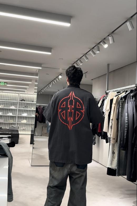 B家 巴黎 大双B字母裂纹印花拼接短袖衬衣（JN） 商品图3