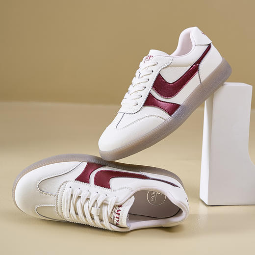 Safiya/索菲娅2025春潮流拼色珠光百搭休闲复古软底德训鞋 SFD1112037 商品图4