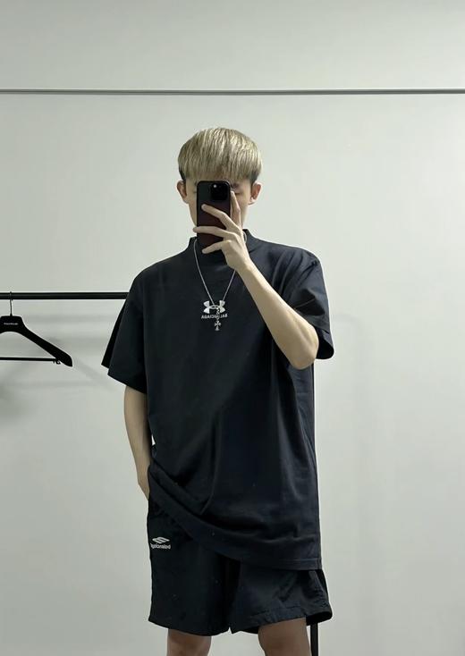 B家 巴黎 & UNDER ARMO*UR 安德*玛 联名系列、黑色和白色复古平纹针织廓形T恤（JN） 商品图3