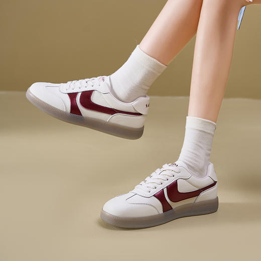 Safiya/索菲娅2025春潮流拼色珠光百搭休闲复古软底德训鞋 SFD1112037 商品图5